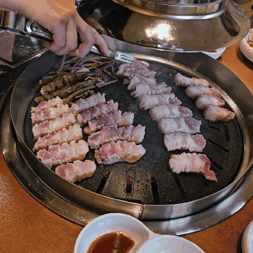  반여동 고기집 추천! '고기굽는남자 반여점'에서 즐기는 생삼겹살과 무료 그릴링 서비스