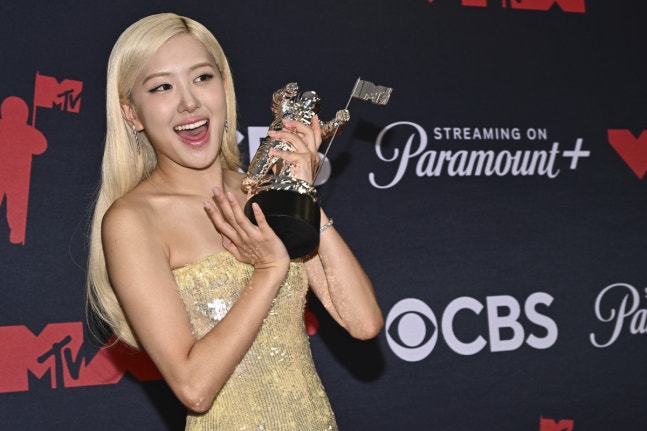  블랙핑크 로제(ROSE), 아파트(APT.)로 2025 MTV 비디오 뮤직어워즈에서 송 오브 더 이어 수상 - 케이팝 가수로는 최초 / NCT위시, 컬러로 두 번째 밀리언셀러 달성