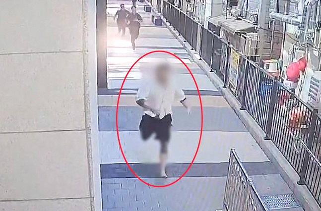해운대 <b>담배꽁초</b> 버리고 도망간 남성, 잡고 보니 <b>수배</b>자.