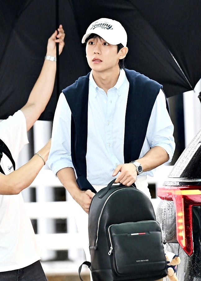 <b>정해인 매니저</b> 갑질 논란 휩싸인 우산 공항패션, 알고 보니 친동생....