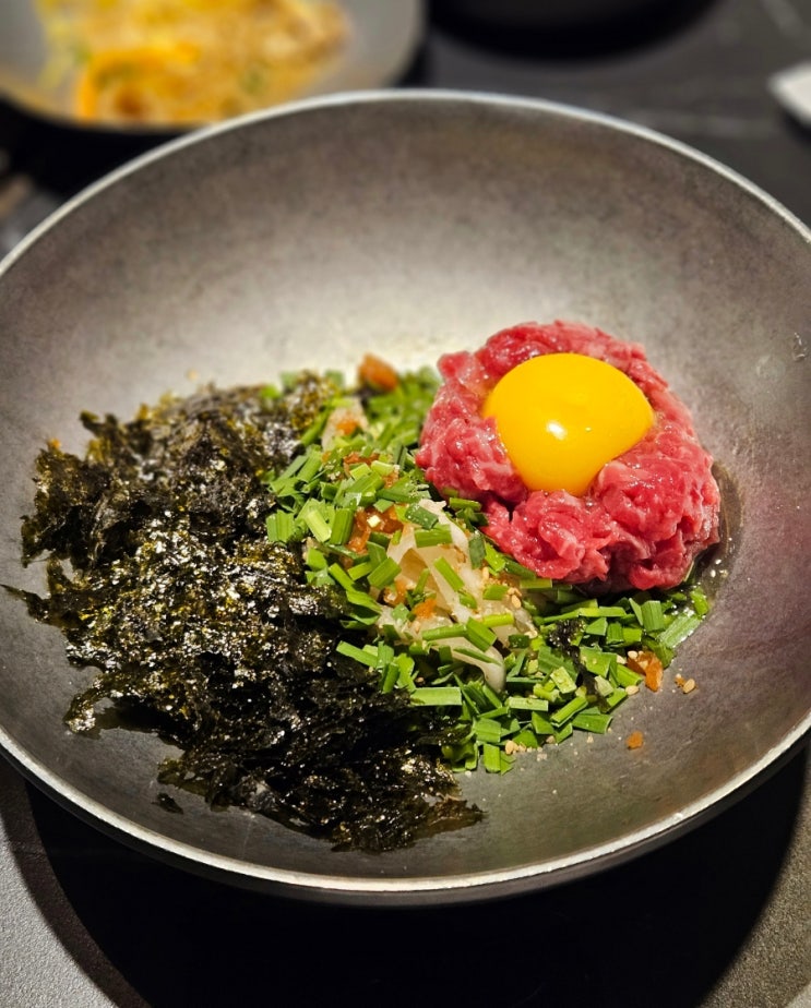  압구정역 맛집 탐방, 점심특선 육회비빔밥 9000원, 홍박사생고기