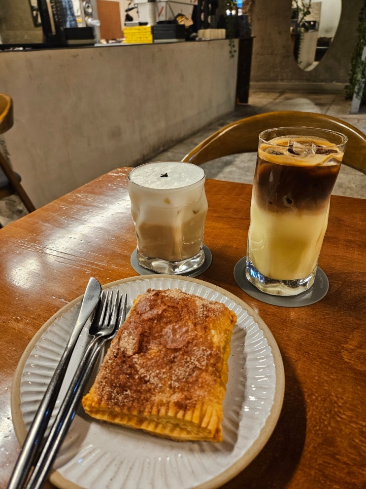  안산 중앙역 맛집 깔끔한 인테리어 베이커리 카페 덴커피
