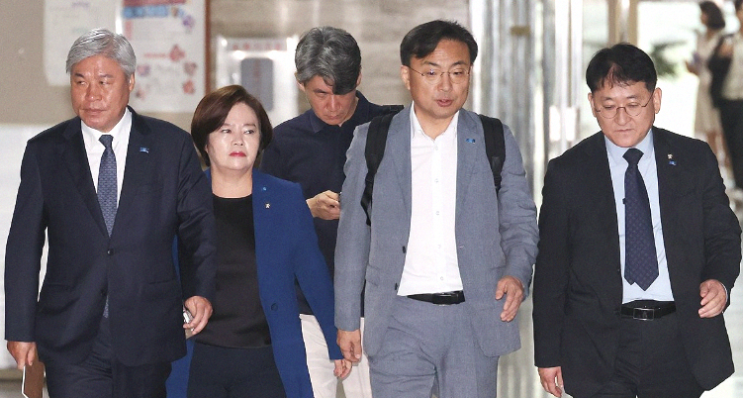 <b>조국</b>혁신당 의총, 비상대책(<b>비대</b>)<b>위원장</b>으로 '<b>조국</b>' 추천 결정.