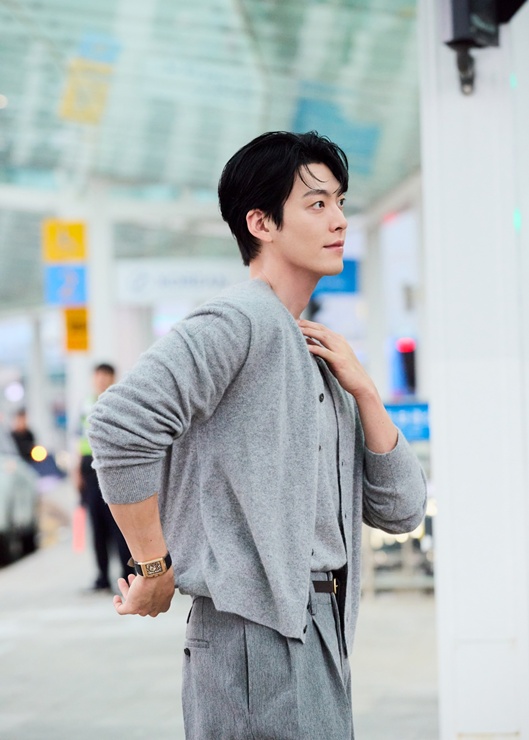 <b>김우빈 공항패션</b> 품격을 높이는  남자 명품 시계, 예거르쿨트르... 