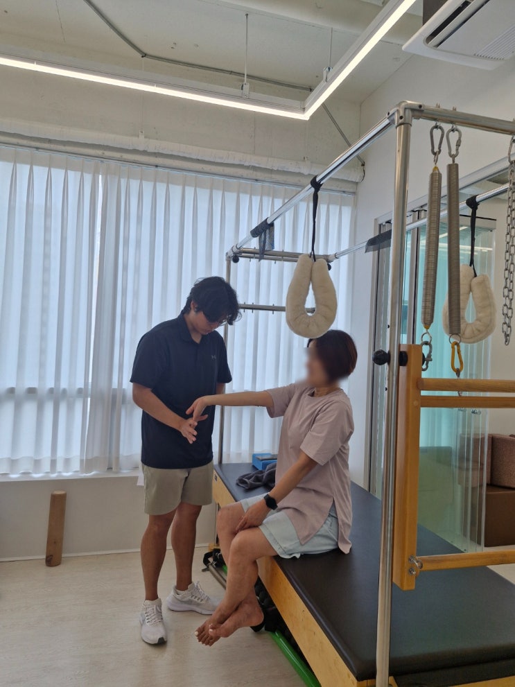  방아쇠수지 원인과 회복을 위한 운동관리 김해필라테스에서 알려드려요