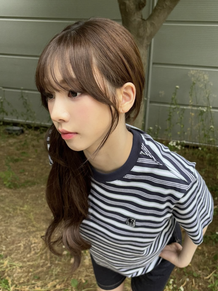  [셀럽 패션] 에스파 카리나, 가을까지 이어지는 여친룩 정석! 노르디스크 스트라이프 티셔츠