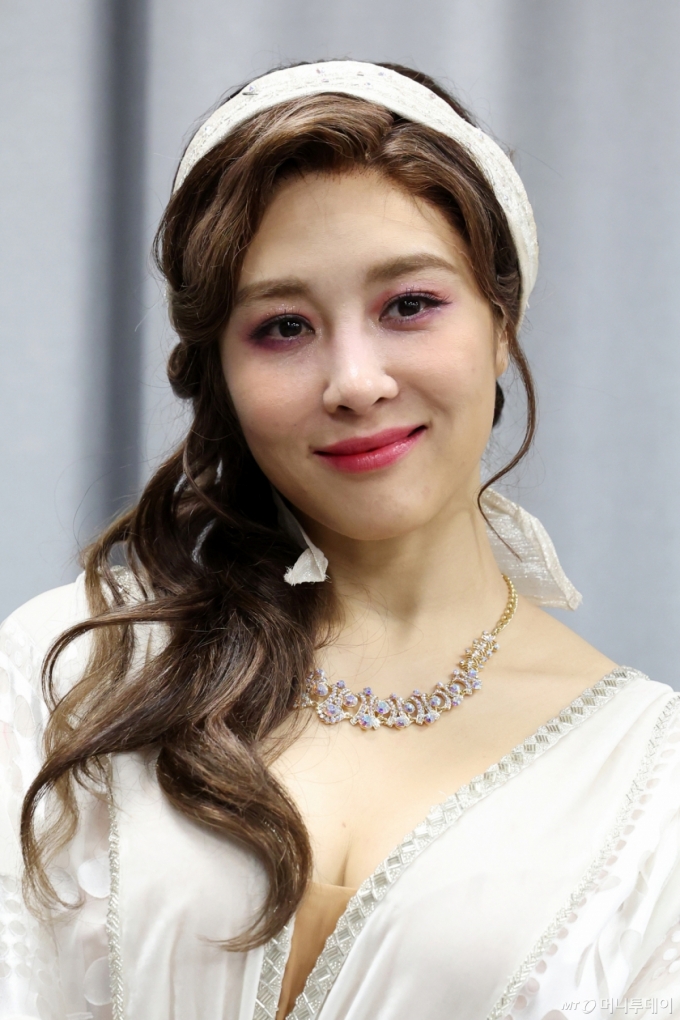 핑클 <b>옥주현</b> 또 논란...<b>미등록</b> <b>소속사</b> 불법 <b>운영</b> "형사처벌 대상"