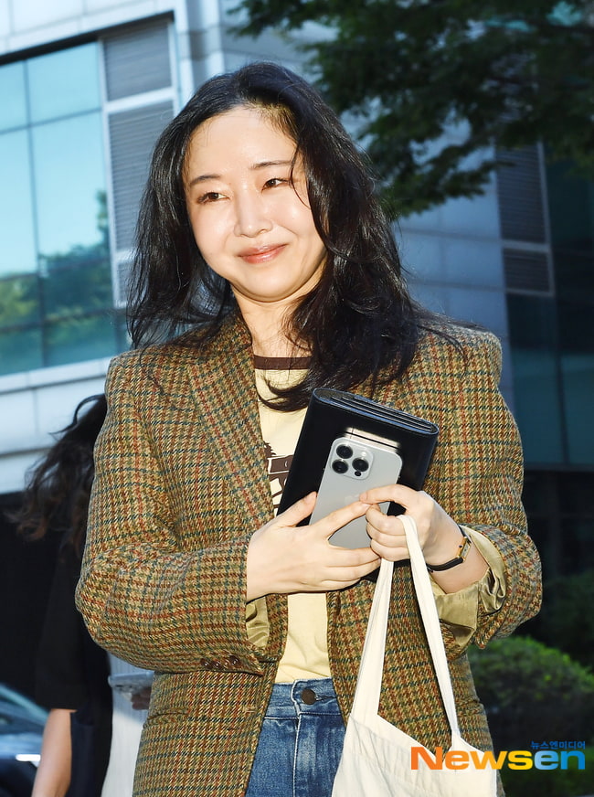민희진, 법정에서의 미소와 <b>뉴진스 전속계약 분쟁</b>