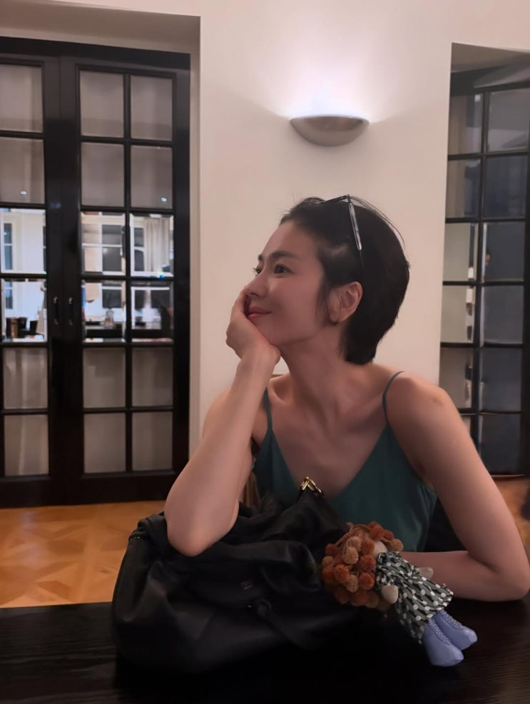  송혜교 숏컷과 가을 무드 속 올리브그린 스타일링!
