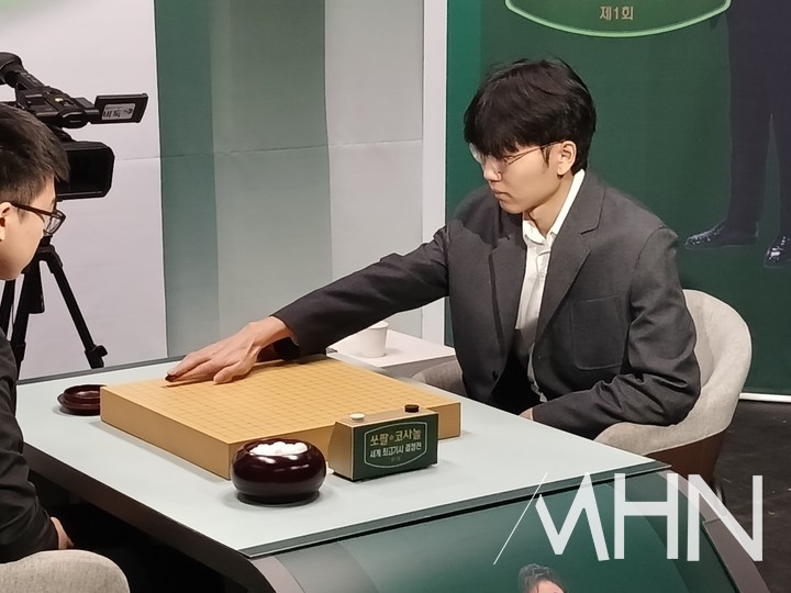 <b>신진서</b>·투샤오위 결승2국 격돌…‘<b>쏘팔코사놀</b>’ 정상 향한... 