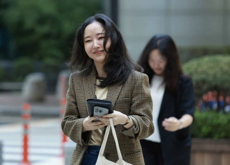 <b>민희진</b> vs <b>하이브</b>, '260억 <b>풋옵션</b>' <b>소송</b> 마지막 변론... 법정서... 