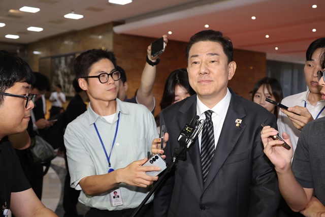 민주당 <b>김병기</b>-<b>정청래</b> 정면 <b>충돌</b>…<b>특검</b> 협상 후폭풍 격화