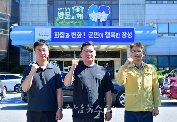  장성군청 야외 주차장에서 승합차량 화재… 공무원이 초기 진화