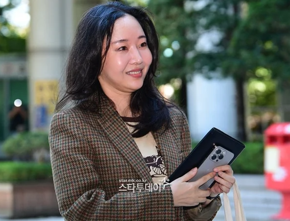 카카오택시 타고 법원 출석..<b>하이브</b>와 260억 '<b>풋옵션</b>' <b>소송</b>전