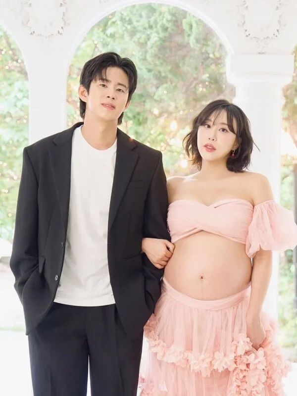 임라라<b>손민수</b> 부부, <b>쌍둥이 출산</b> 앞두고 화제의 만삣 사진 공개
