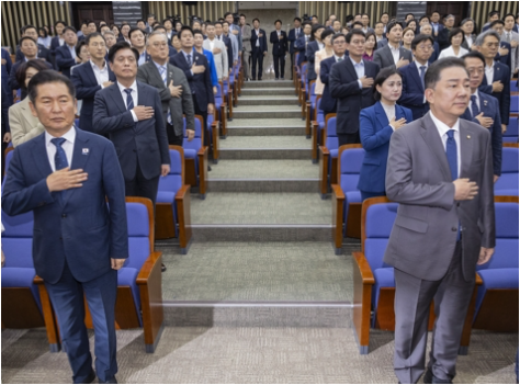 정면 <b>충돌</b>,<b>정청래</b> "원내서 만들지 말라"…<b>김병기</b> "15일 때문에... 