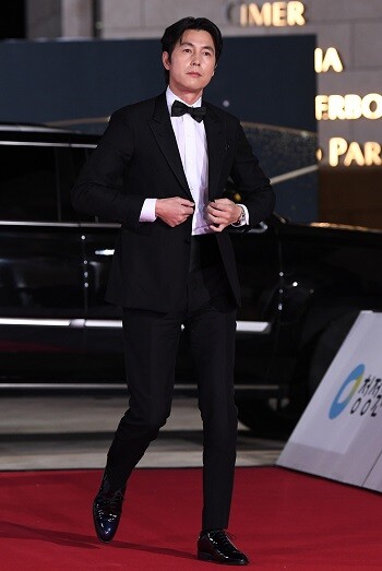 ‘<b>혼외자</b> 논란’ <b>정우성</b>, 광고부터 <b>영화상</b> 참석까지 ‘활동... 