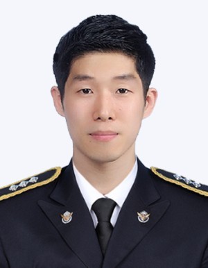 인천 영흥도, <b>구명조끼 벗어</b> 갯벌 고립자 구한 <b>해경</b> 이재석 경장... 