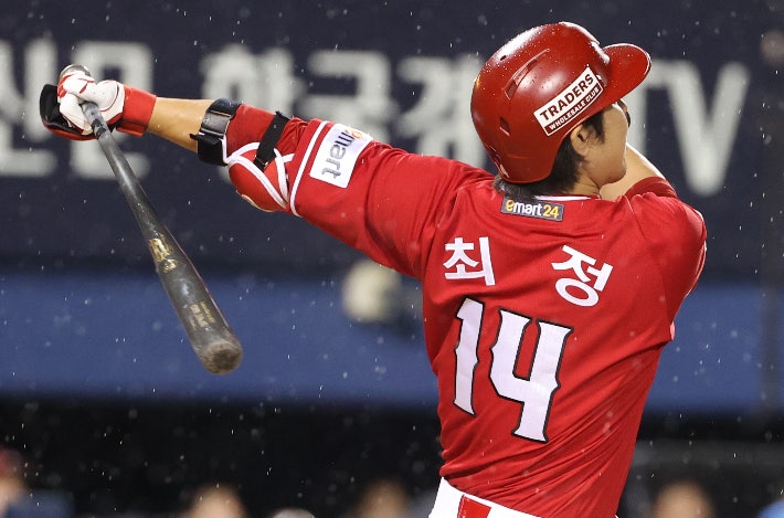 KBO 최초 ‘10시즌 연속 <b>20홈런</b>’ 신기록 달성한 SSG <b>최정</b>... 