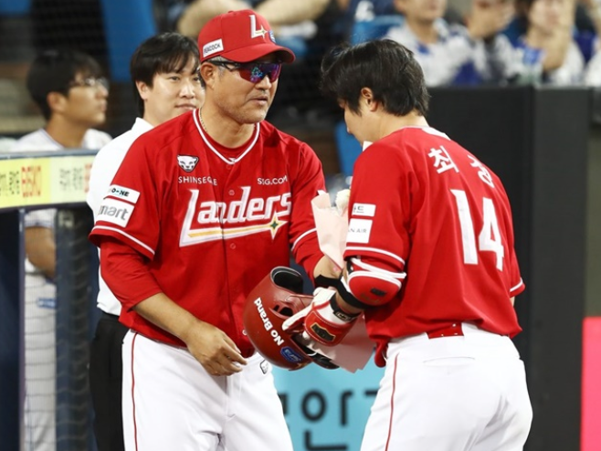 최초' <b>대기록</b>의 밤! <b>최정</b> 10년 연속 20홈런 & <b>노경은</b> 3년... 