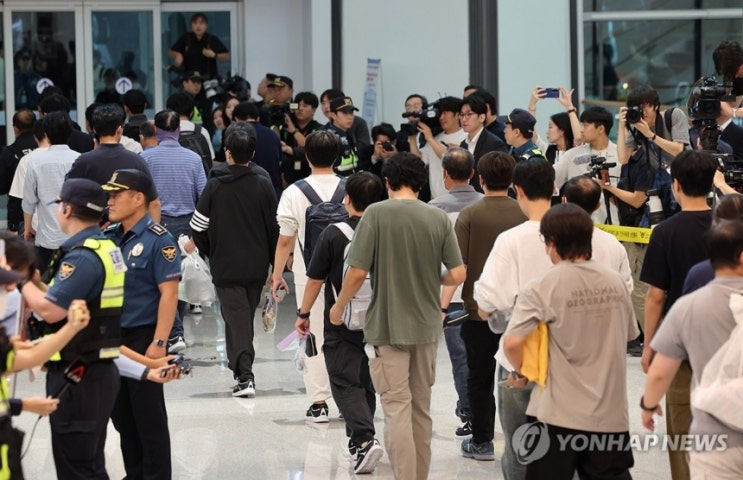 LG엔솔 <b>미국 구금 근로자</b> 316명 무사 <b>귀국</b>, 범죄자 취급에 식빵... 