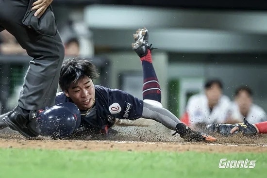 분통 터질 뻔” 롯데, 오심 논란 뚫고 <b>KIA</b>전 <b>4</b>-3 값진 <b>승리</b>