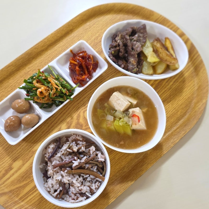 [11살 밥상] 통들깨 고사리 수수밥 / 둥근호박 된장국 / 밑반찬 / 치마살 마늘 양념구이 / 웨지....