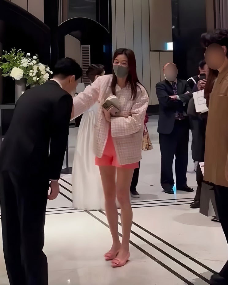  "핑크 플랫슈즈로 하객룩 정복" 전지현 전설의 하객 패션 분석