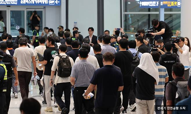 인천공항 도착 현장 모습, <b>강훈식</b> 비서실장 나와 환영