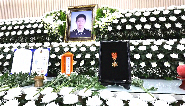 <b>순직</b> <b>이재석 경사</b>(해양경찰) 옥조근정훈장 추서.