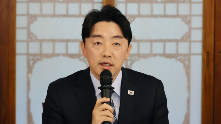[속보] <b>미국 구금 한국인</b> 316명 전세기 <b>귀환</b>! 한정애 의원... 
