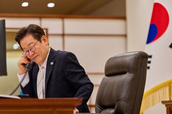 <b>이재명</b> 대통령, 마크롱... 첫 통화…“AI·우주·<b>방산 협력</b> 강화”