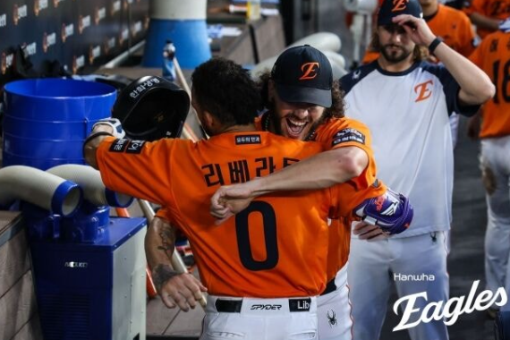 승리, <b>한화</b>가 쐈다!” 리베라토 만루포 + <b>폰세</b> 17<b>연승</b>… LG와의... 