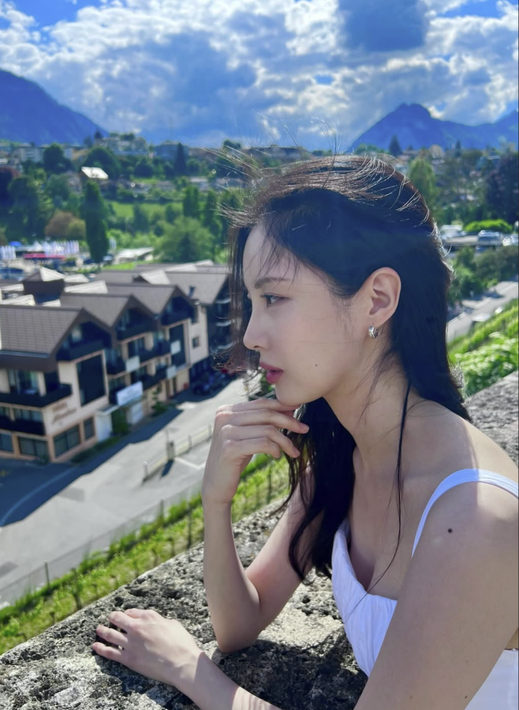  [셀럽 패션] 서현 인스타그램 패션 분석 자라 원피스,프라다 가방,뉴발란스 운동화까지!