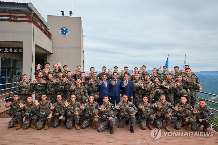 <b>최전방</b> 軍<b>부대</b> 찾은 李대통령 "장병들 건강 중요…실전처럼... 