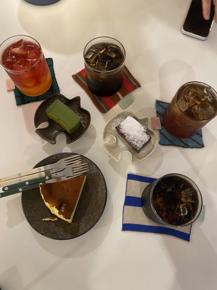  센치있는 군산카페 금동 여력 주차장 메뉴추천 말차테린느 초코테린느 바스크치즈케이크 애플유자티 디카페인 아이스티 군산디저트맛집 군산여행포토존 해망굴 모임하기 좋은 군산내돈내산카페