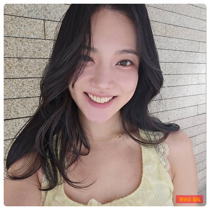 <b>김나희</b> 셀프 단발 변신, <b>개그우먼</b>에서 트롯퀸까지 이어진... 