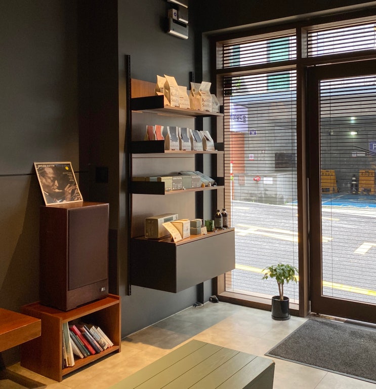  서울 시청역 카페 커피스니퍼 시청 Koffee Sniffer 조용한 로스터리 카페 라떼 맛집