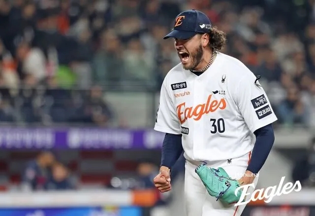 KBO 역사상 첫 ‘<b>무패 다승왕</b>’ 눈앞…<b>폰세</b>, 17연승 괴력으로... 