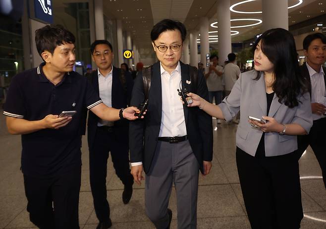 뉴스 <b>김정관</b> 산업장관 <b>방미</b> 협상 마치고 귀국…협상 성과엔... 