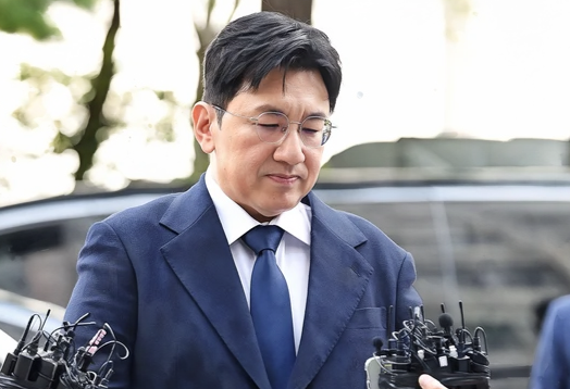 <b>방시혁 부정거래</b> 의혹 경찰 <b>조사</b> 출석