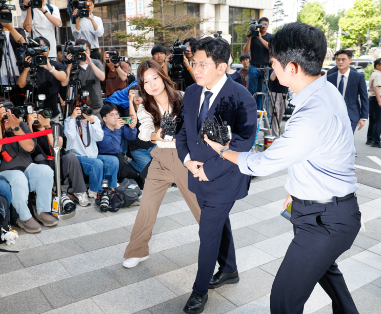 <b>방시혁</b> 하이브 의장, 포토라인... 얼굴… <b>자본시장법 위반</b> 소환... 