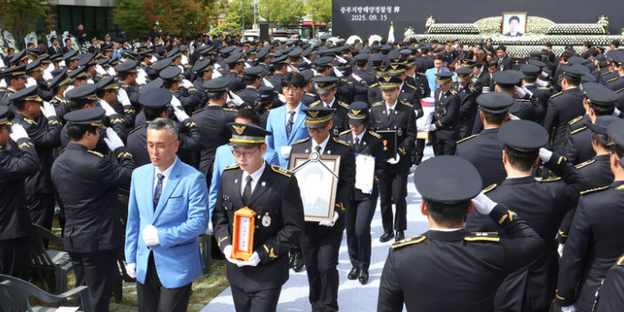 구명조끼 벗어주고 죽었다… 故 <b>이재석</b> 해경, 그날 영웅의... 