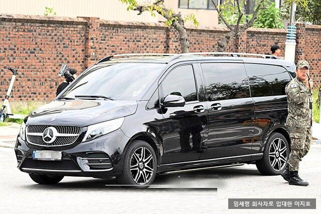 모친 임세령 회사 차량 타고 <b>해군 장교 입대</b>한 이재용 장남 <b>이지호</b>