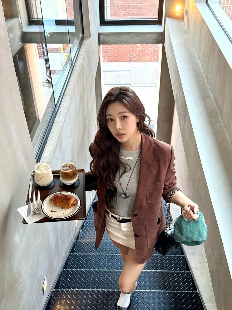  가을 꾸안꾸 여자 코디 정석은 이시안처럼! 온앤온 스웨이드 블레이저 싱글 자켓으로 완성!