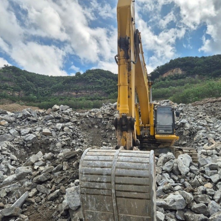  코마스 PC490LC-11 2022년식 1억5500만원 판매합니다.