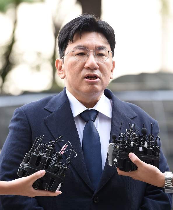 <b>방시혁</b> 의장, 1900억 부당이득 <b>혐의</b> 경찰 출석…"심려 끼쳐... 