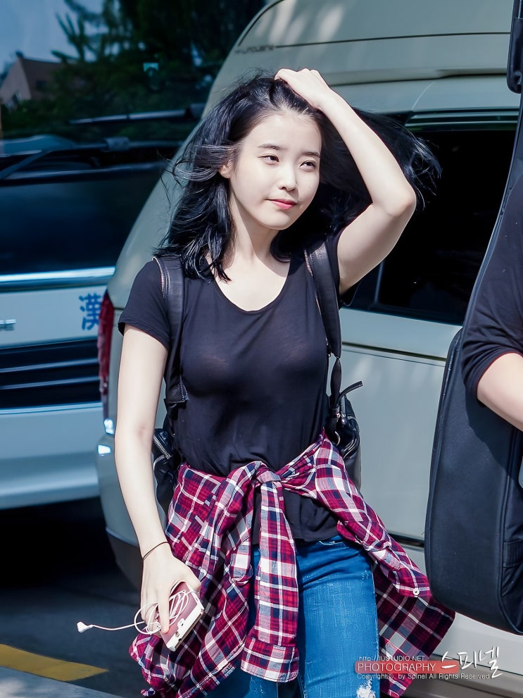  "10년 전부터 글래머였다" 아이유, 반전 몸매 패션 정리.zip