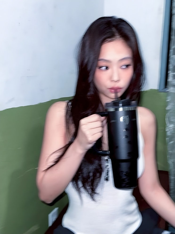  "텀블러보다 작음.." 팬들도 놀란 제니, 여신 얼굴·날렵 턱선
