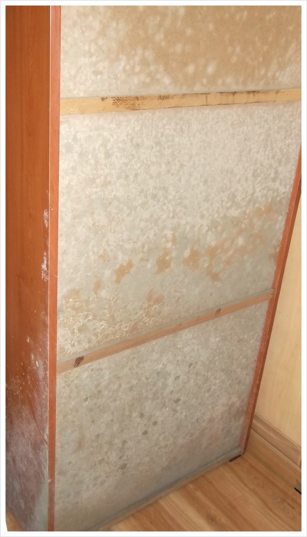  곰팡이 냄새 원인이 가구? 그리고 뒤에 벽지?
